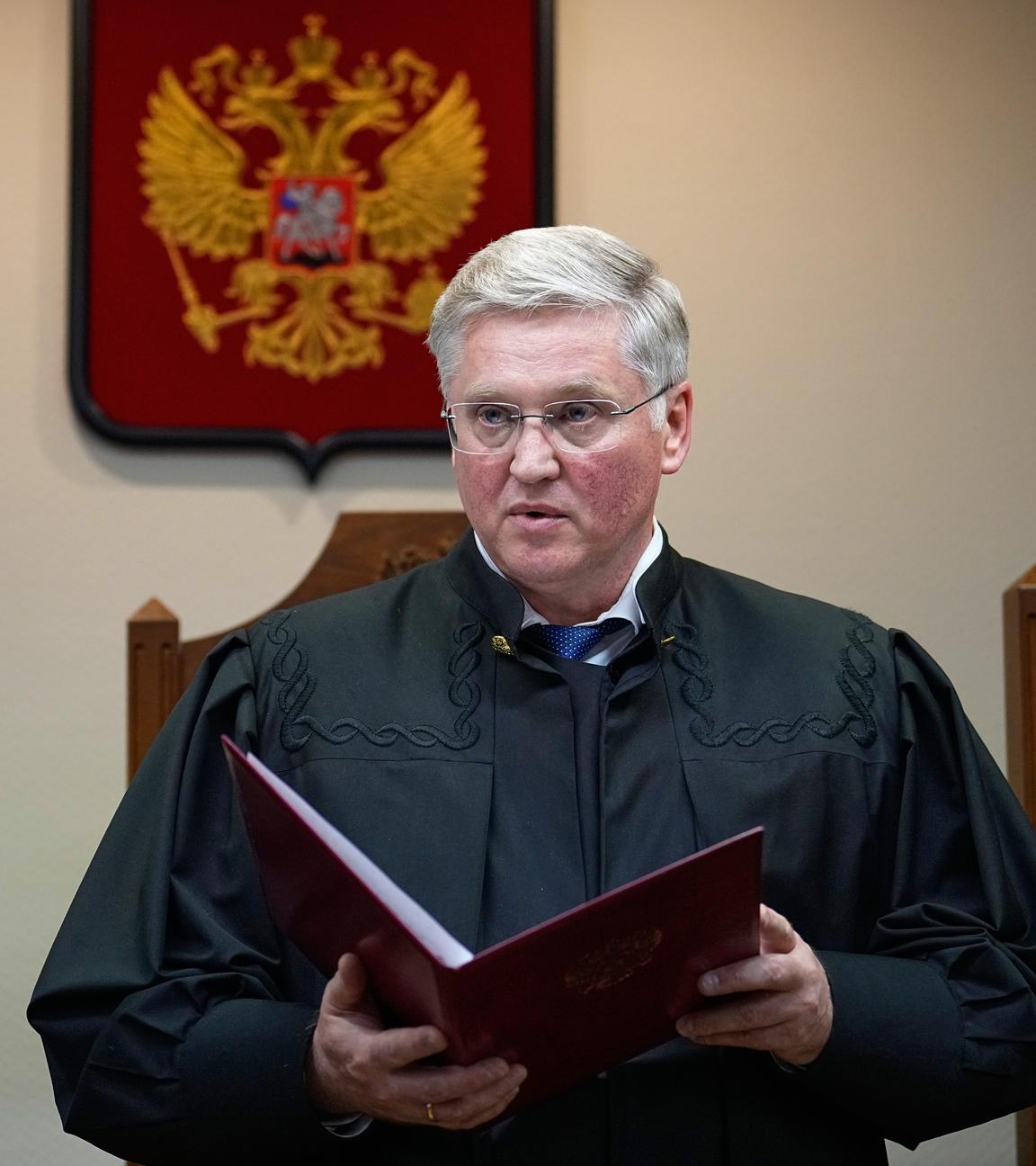 09.04.2026, Russland, Moskau: Richter Wjatscheslaw Kirillow verliest einen Beschluss zum Verbot der als extremistisch eingestuften Menschenrechtsorganisation Memorial in einem Verfahren gegen die Gruppe. Die mit dem Friedensnobelpreis geehrte Menschenrechtsorganisation Memorial ist in Russland verboten worden.