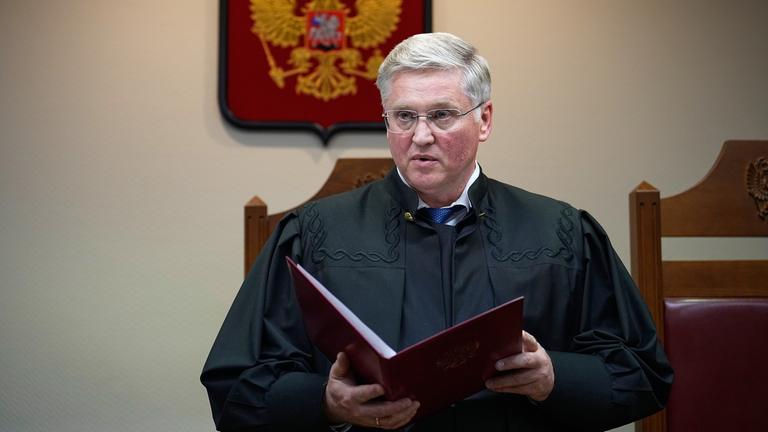 09.04.2026, Russland, Moskau: Richter Wjatscheslaw Kirillow verliest einen Beschluss zum Verbot der als extremistisch eingestuften Menschenrechtsorganisation Memorial in einem Verfahren gegen die Gruppe. Die mit dem Friedensnobelpreis geehrte Menschenrechtsorganisation Memorial ist in Russland verboten worden.