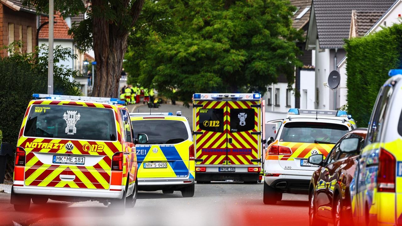 Nordrhein-Westfalen, Menden: Polizei und Rettungskräfte sind an einem Tatort im Einsatz.