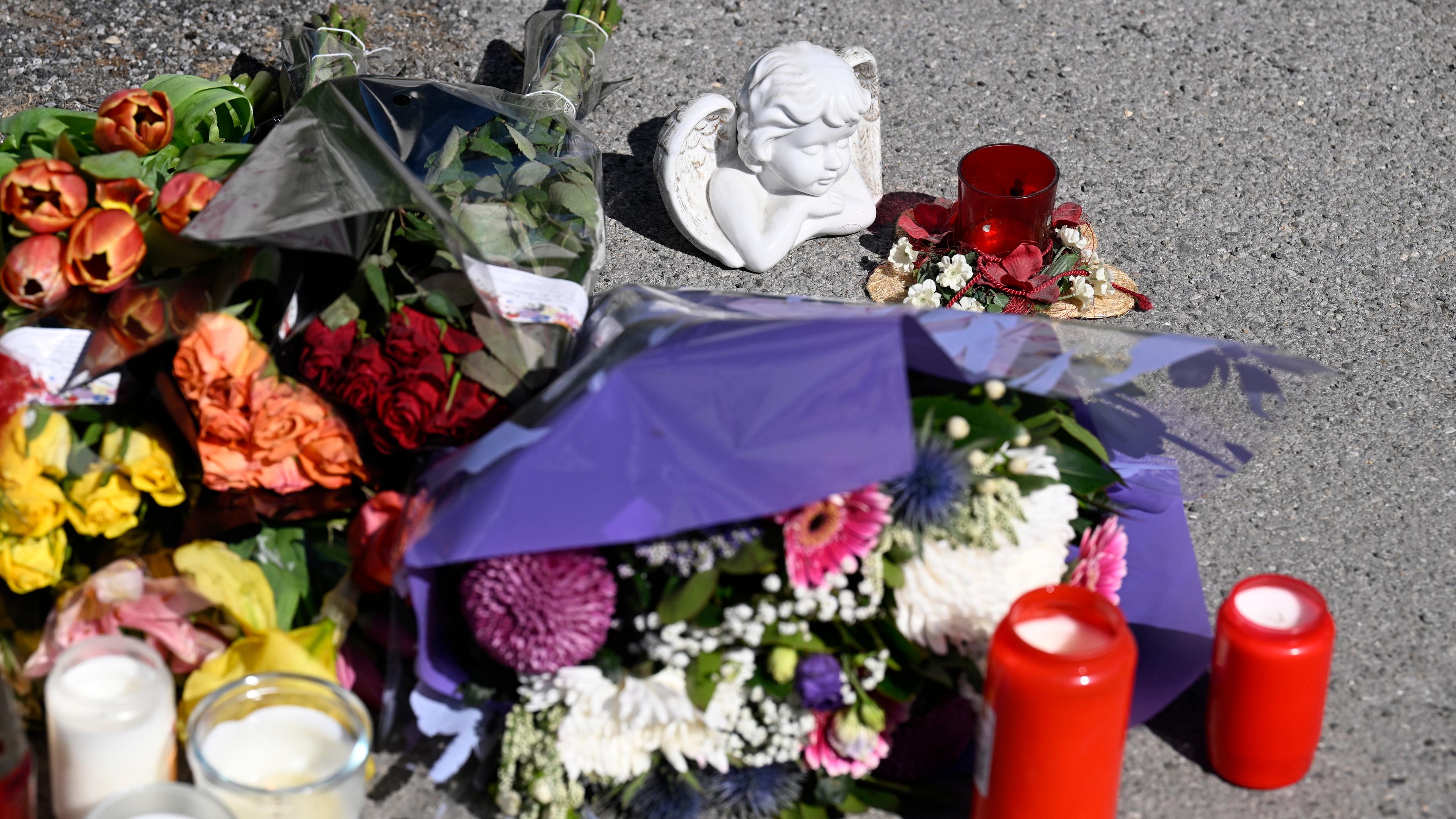 Unbekannte haben an der Stelle, wo gestern ein 17-jähriger einen 14-jährigen Jungen erstochen hat, Blumen niedergelegt und Kerzen aufgestellt.
