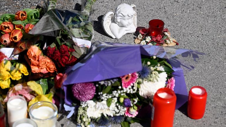  Unbekannte haben an der Stelle, wo gestern ein 17-jähriger einen 14-jährigen Jungen erstochen hat, Blumen niedergelegt und Kerzen aufgestellt.
