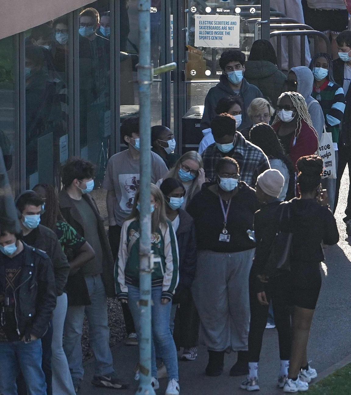 Studierende warten auf ihre Impfung