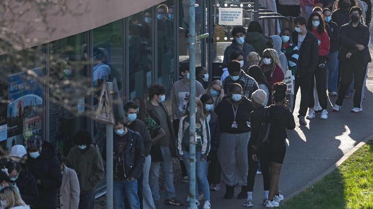 Studierende warten auf ihre Impfung