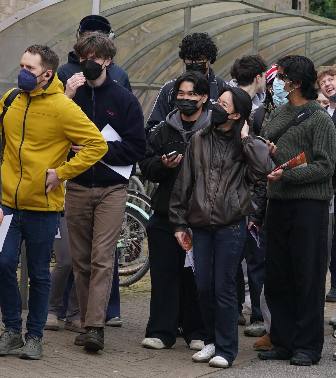 Studierende stehen auf dem Campus der Universität Kent in Canterbury Schlange, um Impfungen und Antibiotika zu erhalten. 