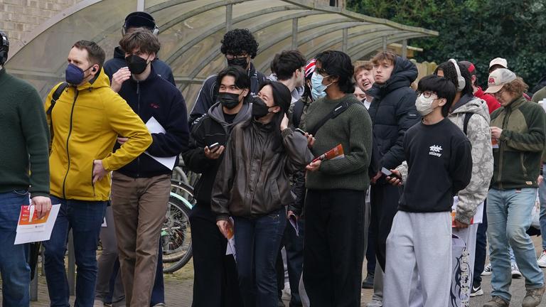 Studierende stehen auf dem Campus der Universität Kent in Canterbury Schlange, um Impfungen und Antibiotika zu erhalten. 