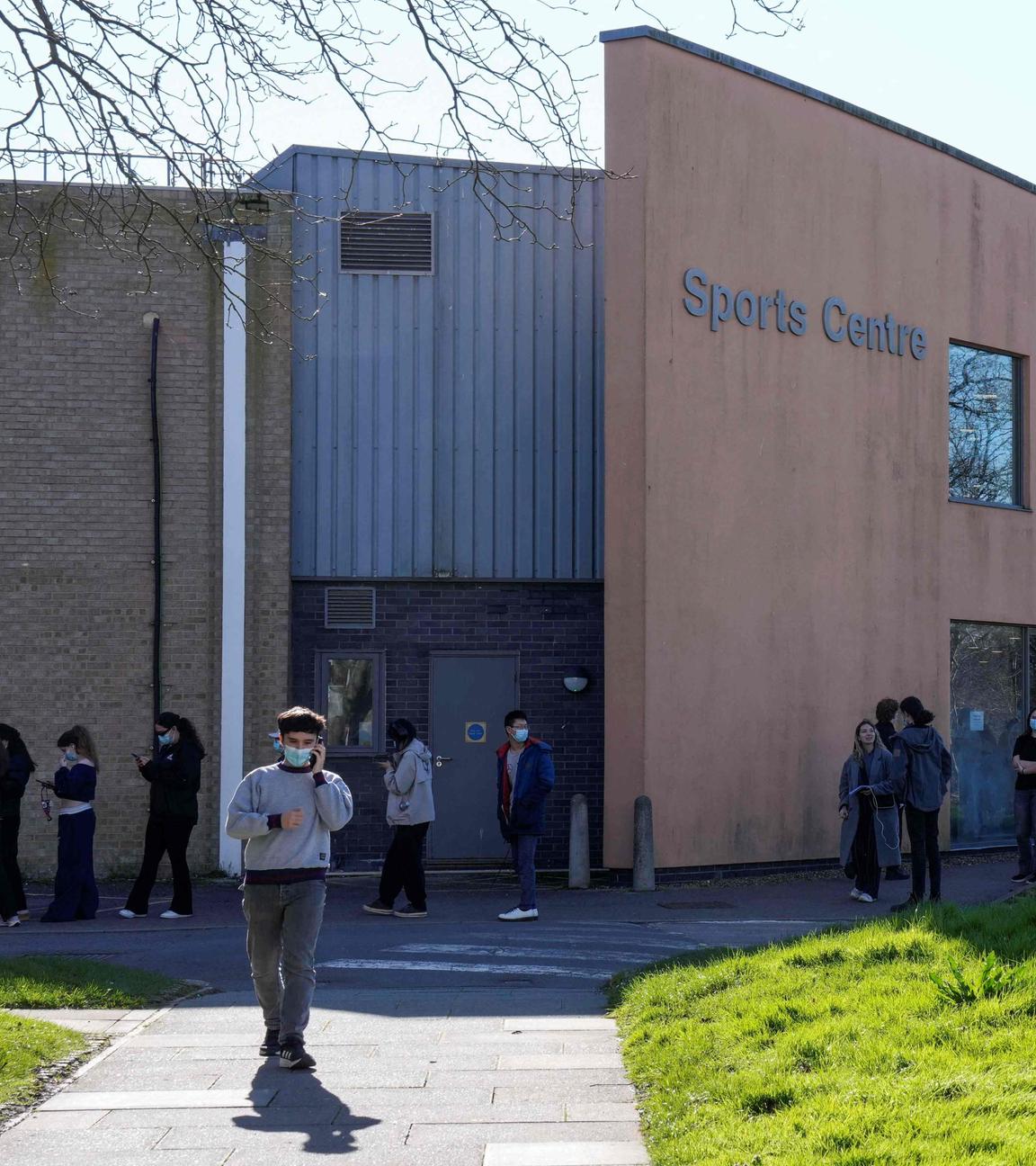 Studenten mit Masken stehen für Impfung an.