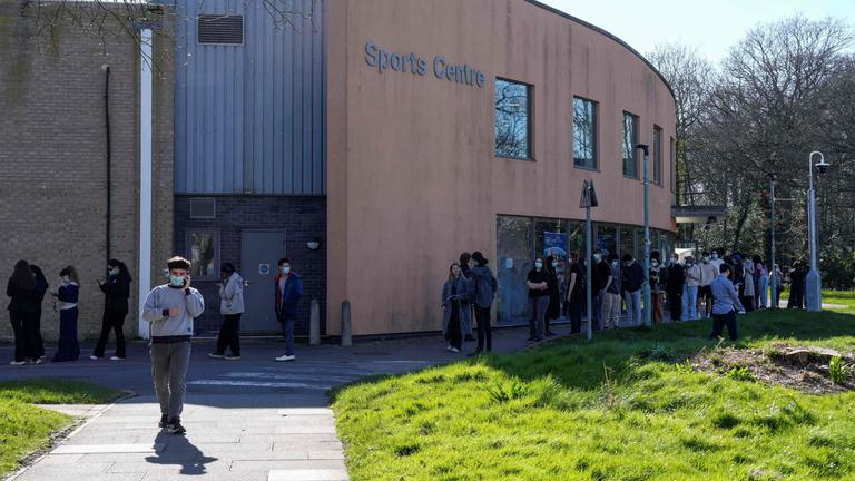 Studenten mit Masken stehen für Impfung an.