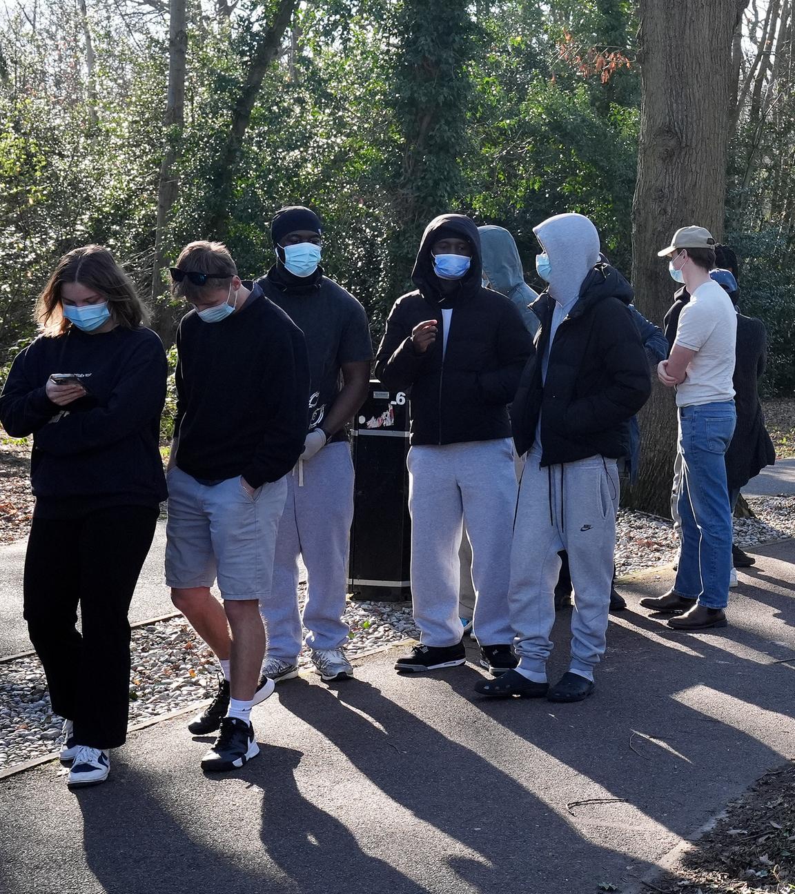 Archiv: Studenten warten in einer Schlange vor der Sporthalle auf dem Campus der University of Kent in Canterbury, wo die Ausgabe eines Impfstoffs gegen Meningitis B für etwa 5.000 Studenten begonnen hat.