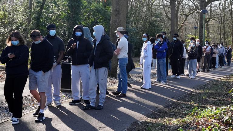 Archiv: Studenten warten in einer Schlange vor der Sporthalle auf dem Campus der University of Kent in Canterbury, wo die Ausgabe eines Impfstoffs gegen Meningitis B für etwa 5.000 Studenten begonnen hat.