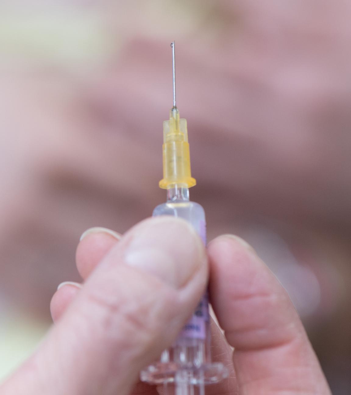 Eine Kinderärztin hält im Rahmen einer Kinderimpfung gegen Meningokokken eine Spritze in der Hand am 18.03.2019 im sächsischen Radeberg.