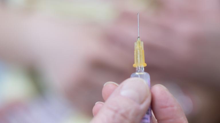 Eine Kinderärztin hält im Rahmen einer Kinderimpfung gegen Meningokokken eine Spritze in der Hand am 18.03.2019 im sächsischen Radeberg.