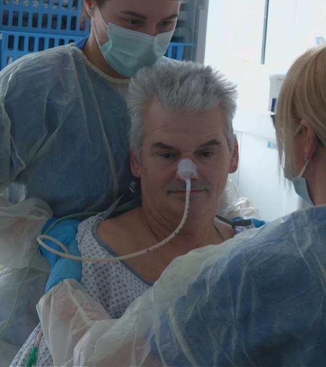 Ärzte behandeln einen Patienten.