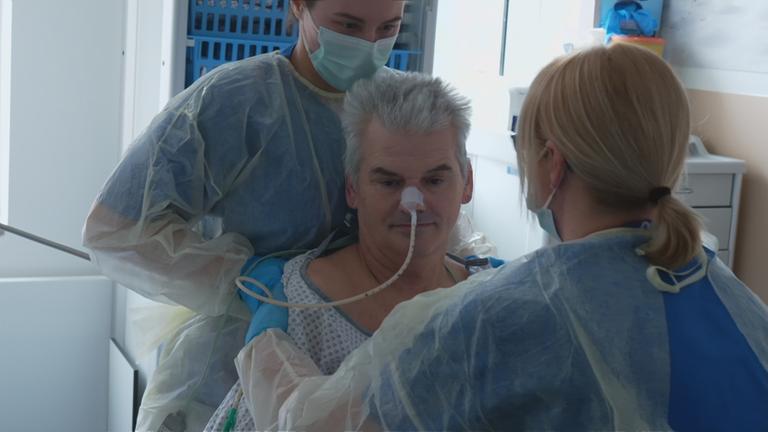 Ärzte behandeln einen Patienten.