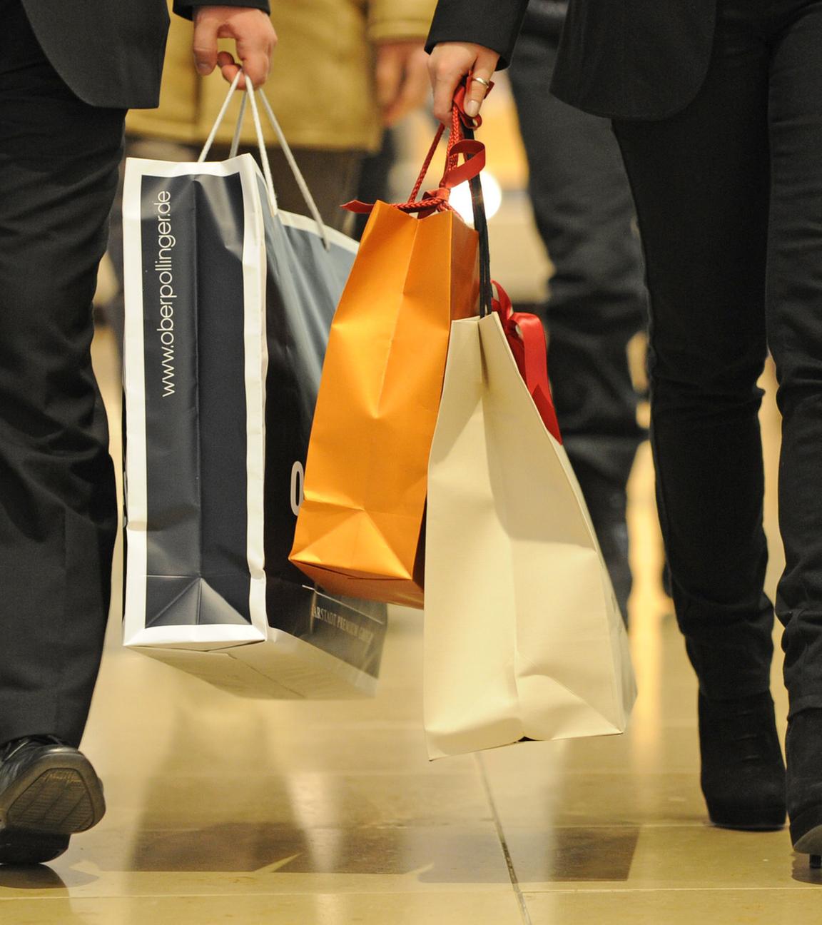 Menschen mit Einkaufstaschen in München