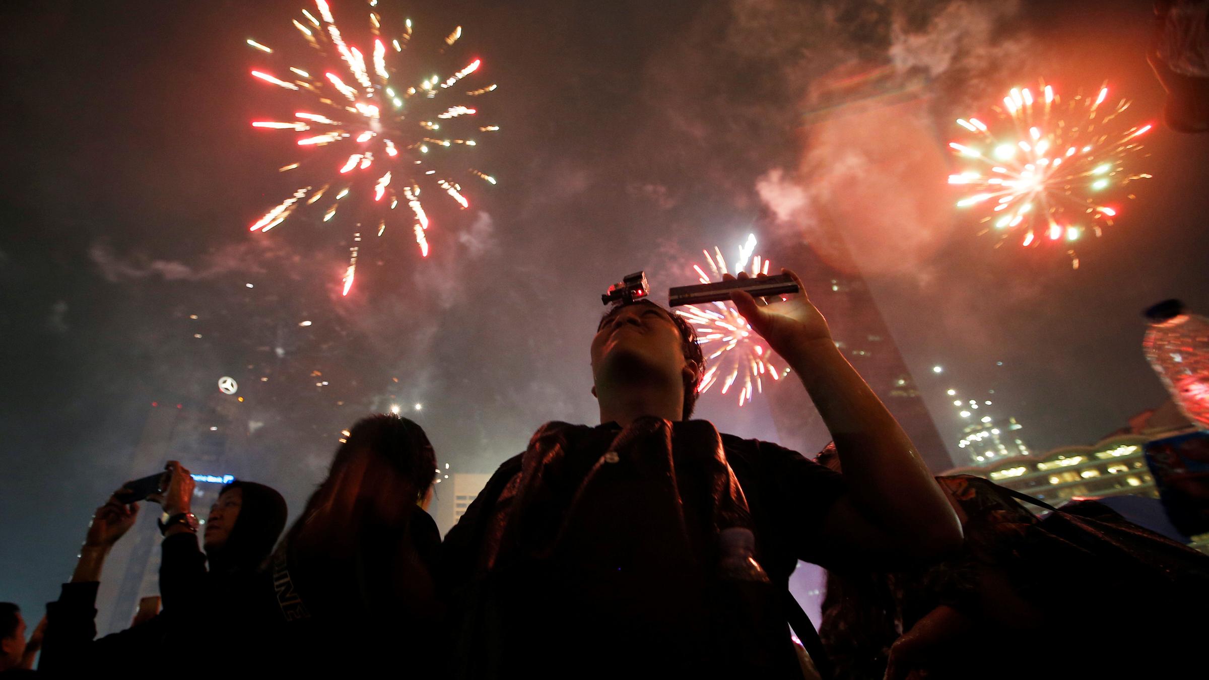 Menschen in Jakarta feiern ins Jahr 2019
