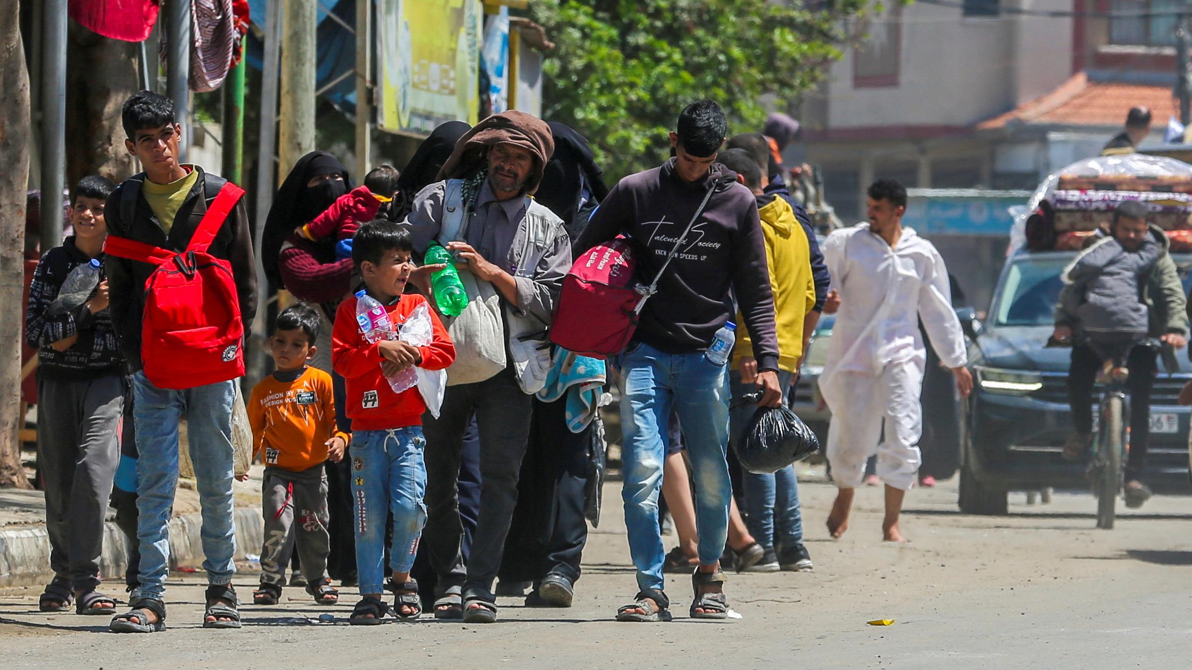 Menschen fliehen aus den östlichen Teilen von Rafah 
