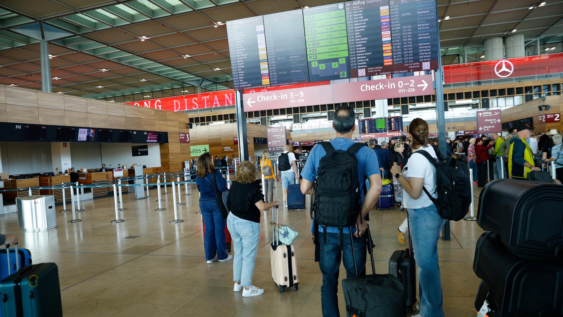 Berlin: Menschen im Flughafen BER. Ein Cyberangriff hat Verspätungen am Berliner Flughafen BER zur Folge.