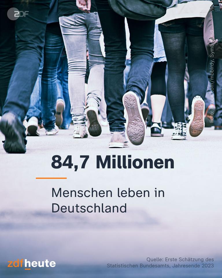 Das Bild zeigt Beine und Füße in einer Fußgängerzone 