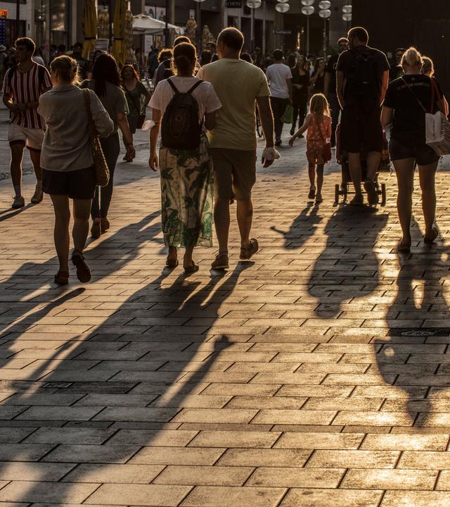 Menschen laufen durch die Münchner Innenstadt am 21.07.2022.
