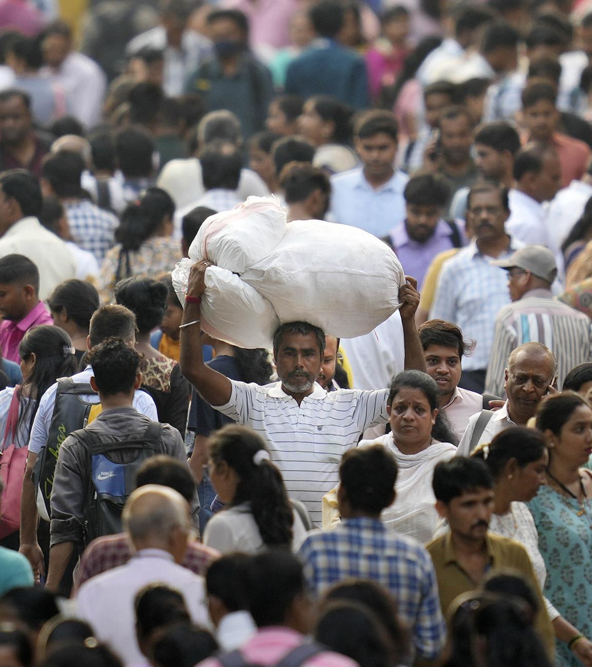 Indien, Mumbai: Menschen drängen sich auf einem Markt.