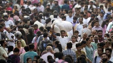 Indien, Mumbai: Menschen drängen sich auf einem Markt.