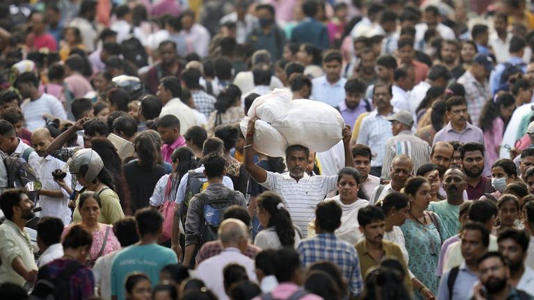 Indien, Mumbai: Menschen drängen sich auf einem Markt.