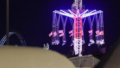 Menschen hingen im Kettenkarussell auf Hamburger Dom fest, aufgenommen am 25.08.2026