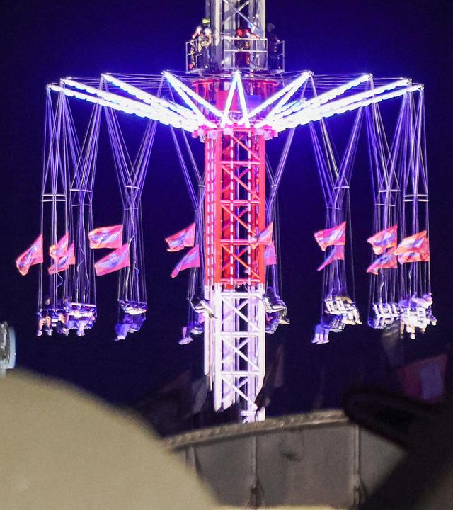 Menschen hingen im Kettenkarussell auf Hamburger Dom fest, aufgenommen am 25.08.2026