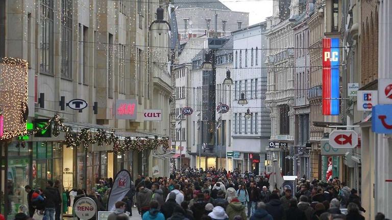 Menschengedränge beim Einkaufsbummel