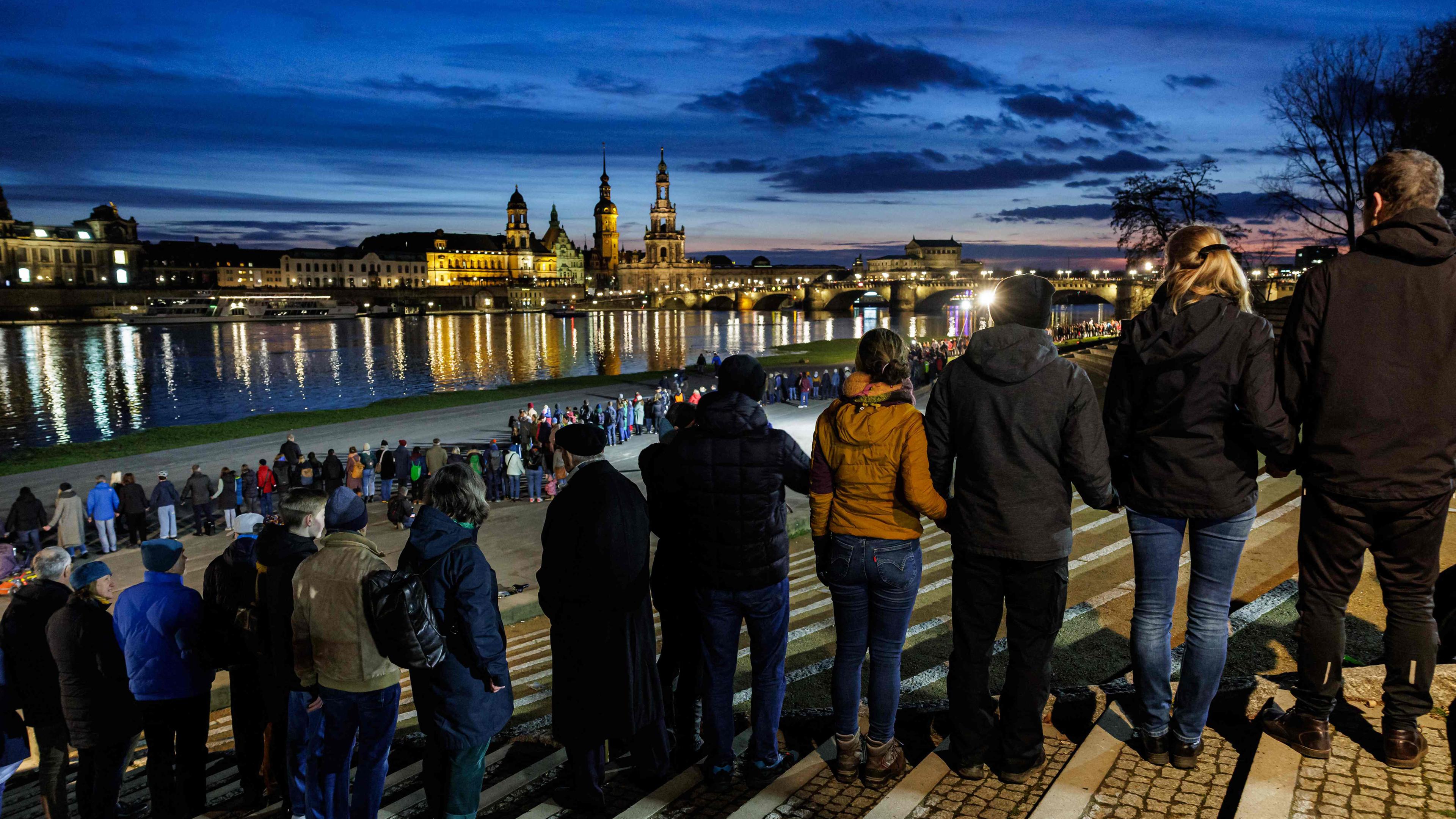Sachsen, Dresden: Mehrere tausend Menschen schließen für zehn Minuten eine Menschenkette rund um die Altstadt mit den Glockenschlägen der Dresdner Kirchen um 18 Uhr.