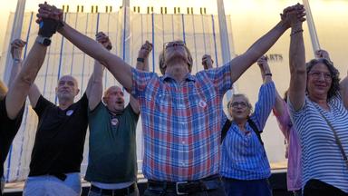 Vor dem Kennedy Center in Washington protestieren Menschen am 18.09.2026, gegen die Drohungen von Präsident Donald Trump, das Zentrum für darstellende Künste abzureißen. 