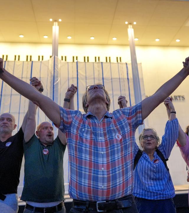 Vor dem Kennedy Center in Washington protestieren Menschen am 18.09.2026, gegen die Drohungen von Präsident Donald Trump, das Zentrum für darstellende Künste abzureißen. 