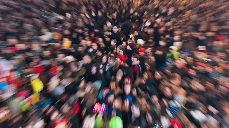 Archiv: Besucher feiern am Brandenburger Tor am 31.12.2014 in Berlin
