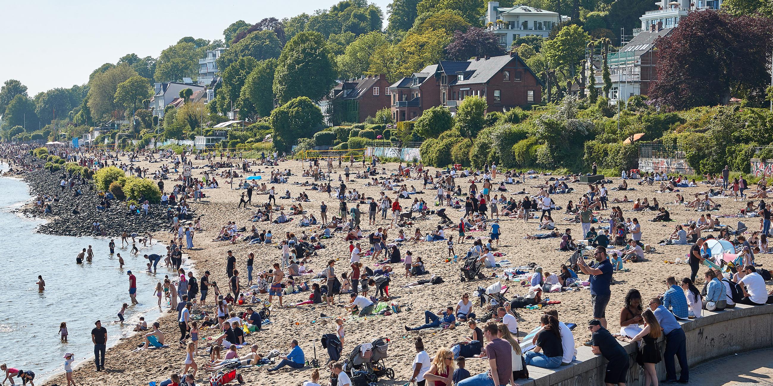 Menschenmenge am Elbstrand in Övelgönne in Hamburg (Archivfroto)