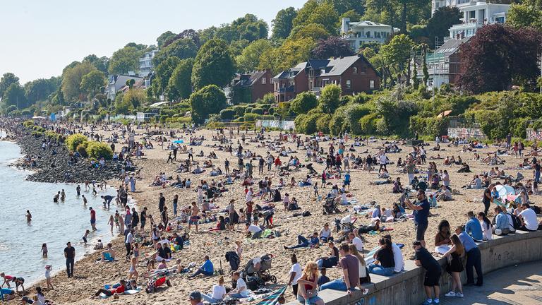 Menschenmenge am Elbstrand in Övelgönne in Hamburg (Archivfroto)