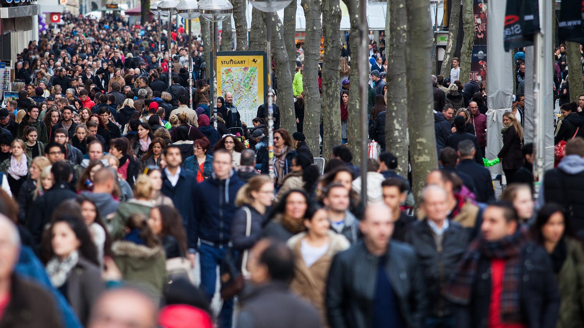 Menschenmenge in der Innenstadt von Stuttgart