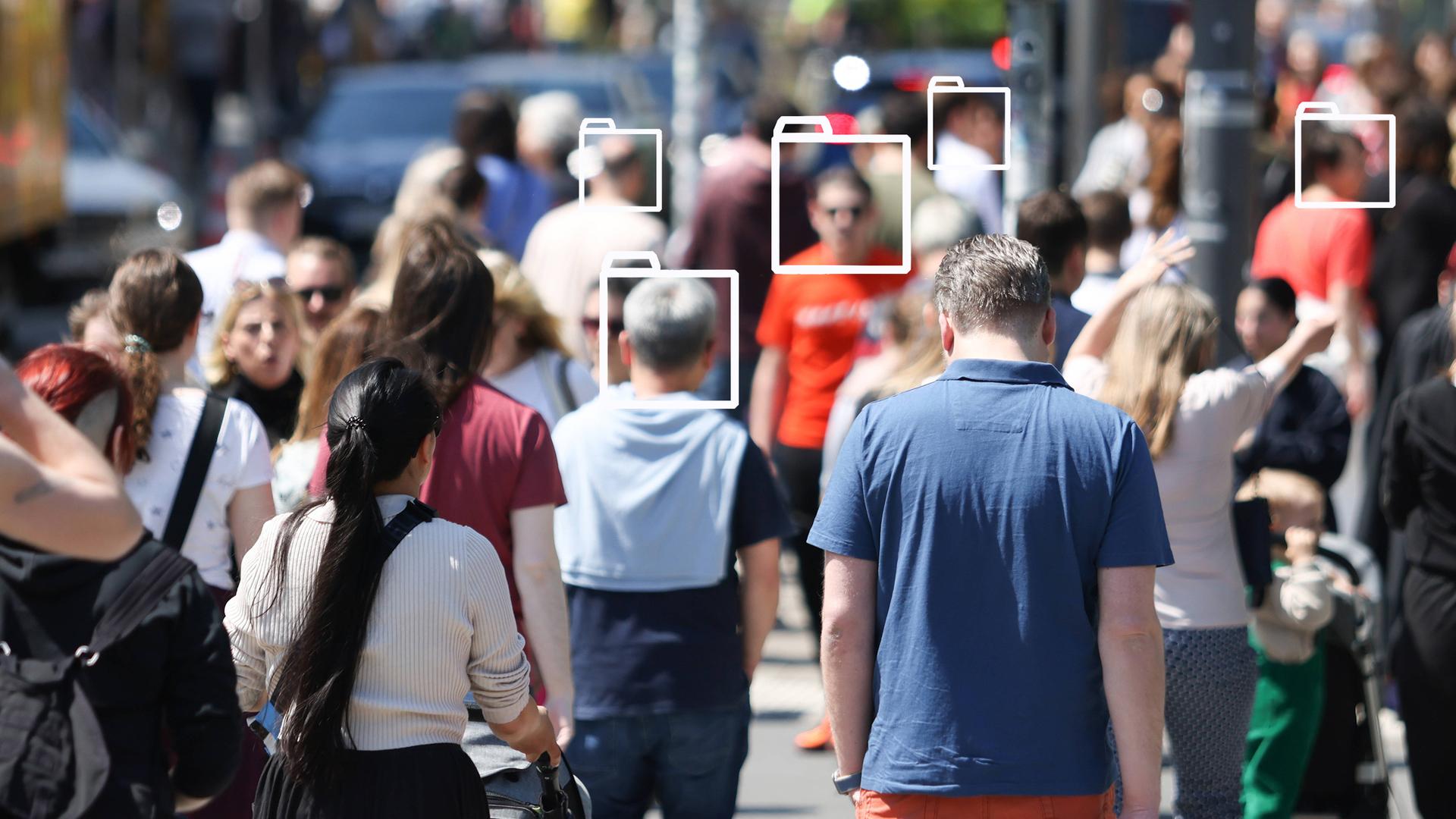 Symbolbild: Datenordner über unscharfen Menschengesichtern