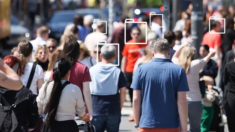 Symbolbild: Datenordner über unscharfen Menschengesichtern