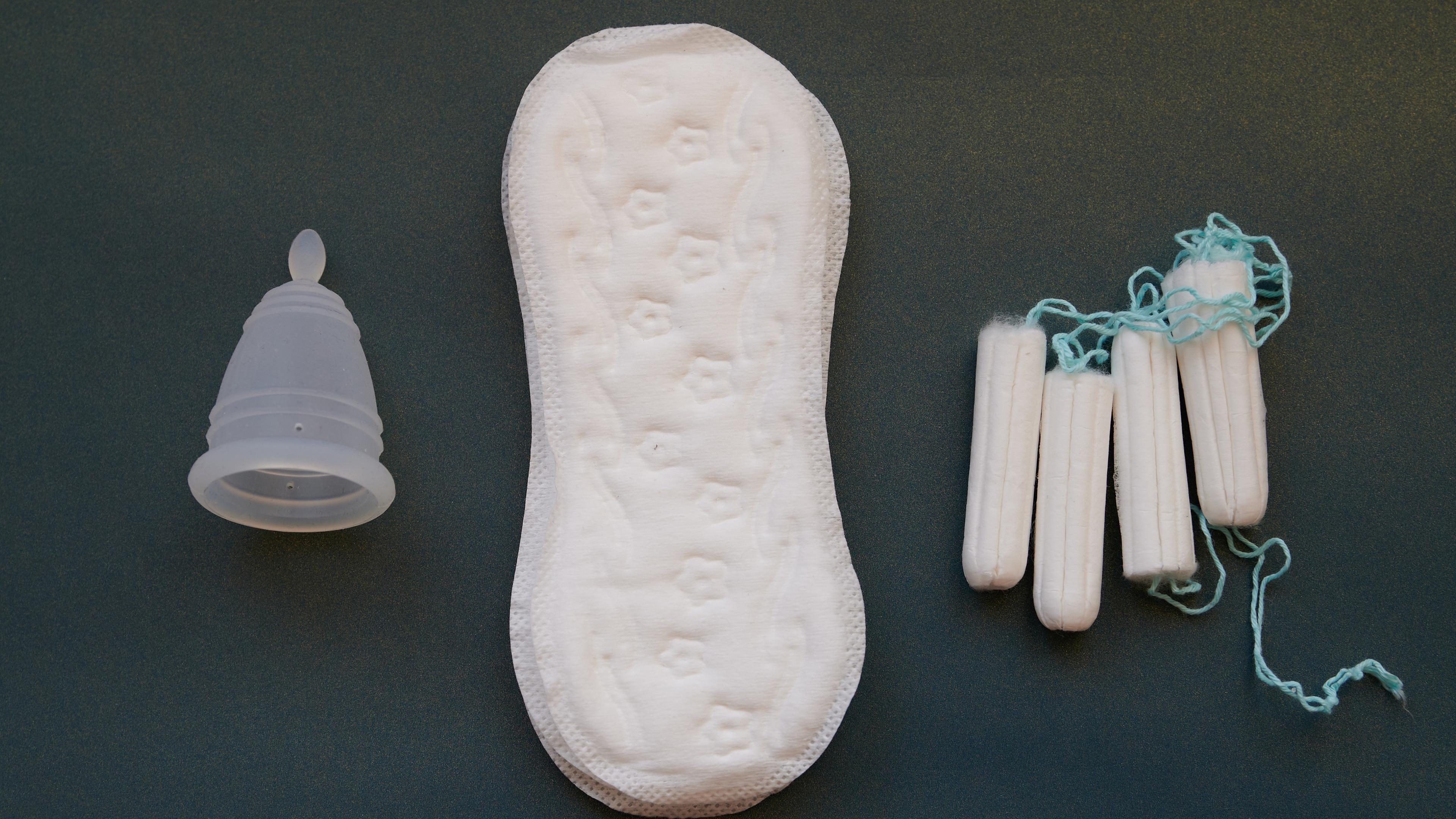 Menstruationstasse, Slipeinlagen und Tampons