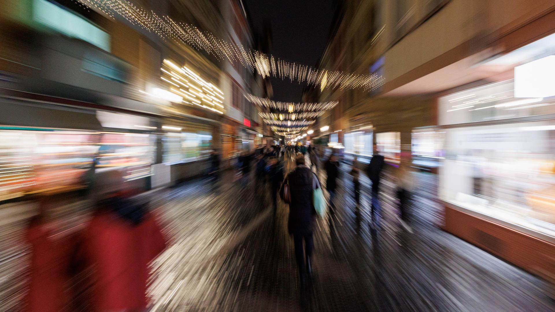 Blick in eine weihnachtlich beleuchtete Einkaufspassage