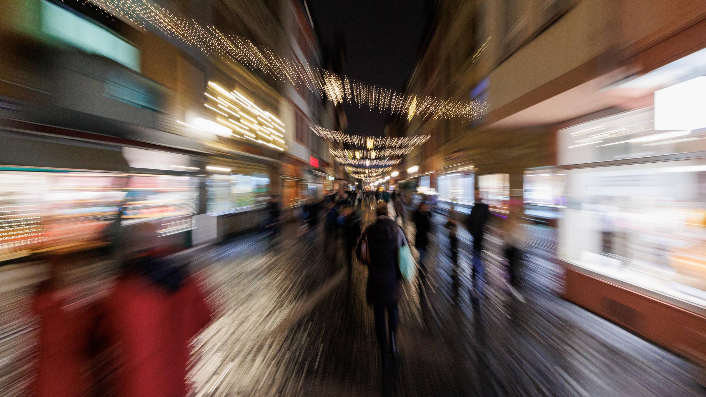 Blick in eine weihnachtlich beleuchtete Einkaufspassage