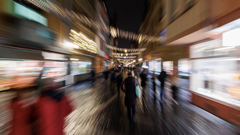 Blick in eine weihnachtlich beleuchtete Einkaufspassage