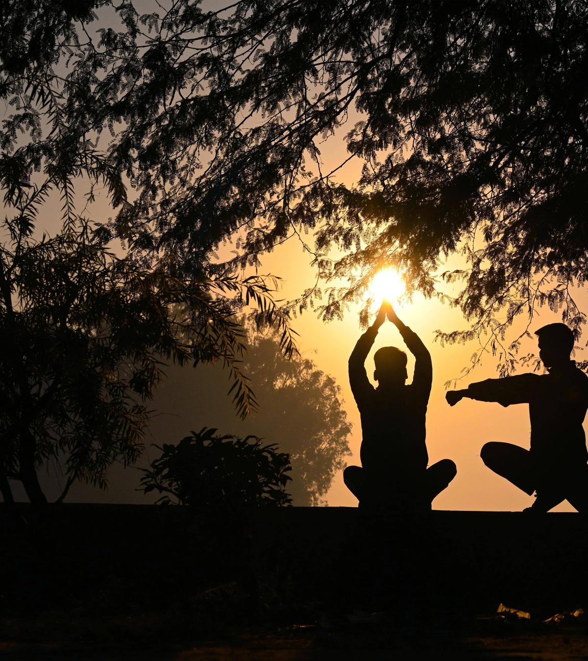 Menschen praktizieren Yoga