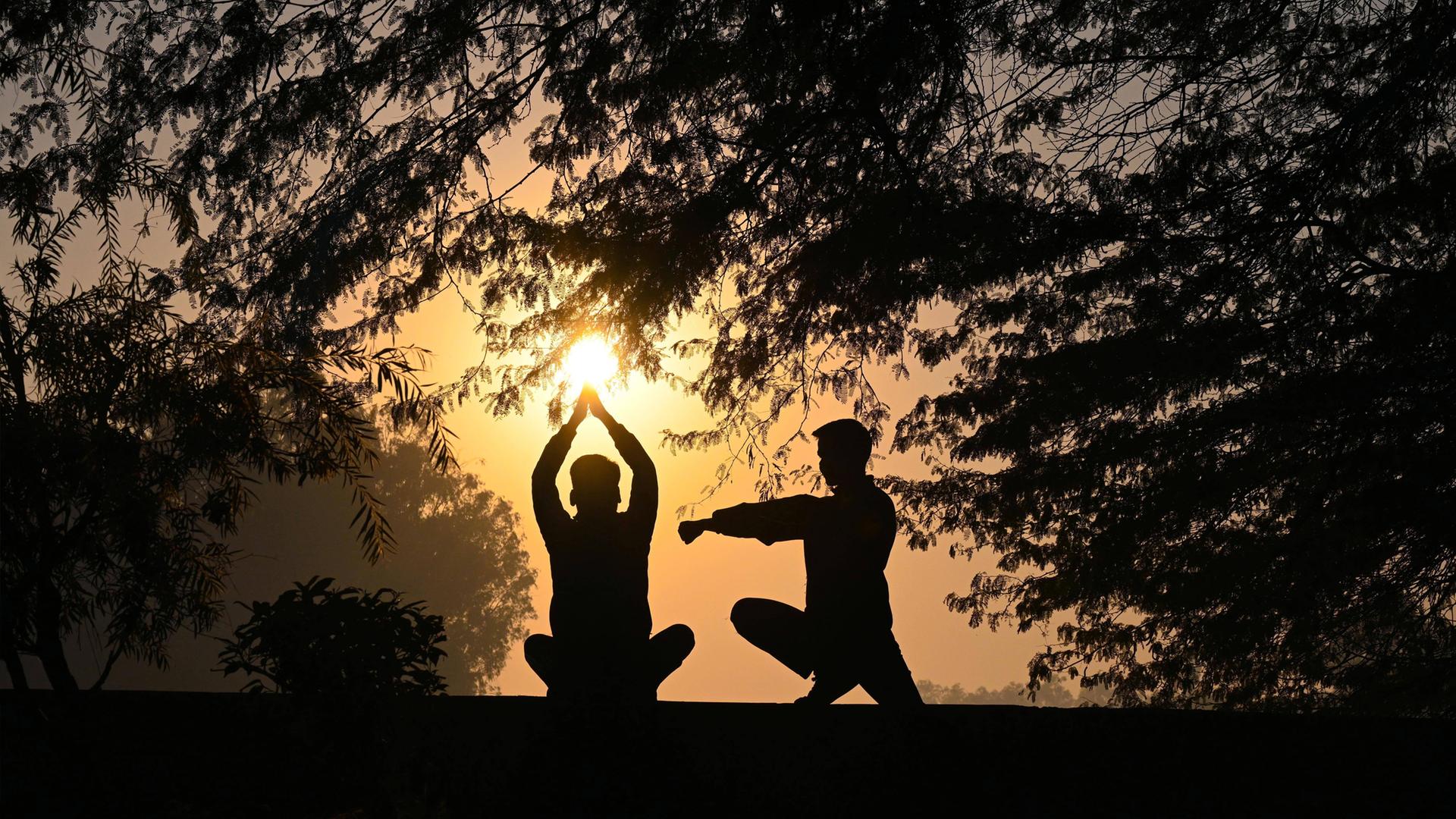 Menschen praktizieren Yoga