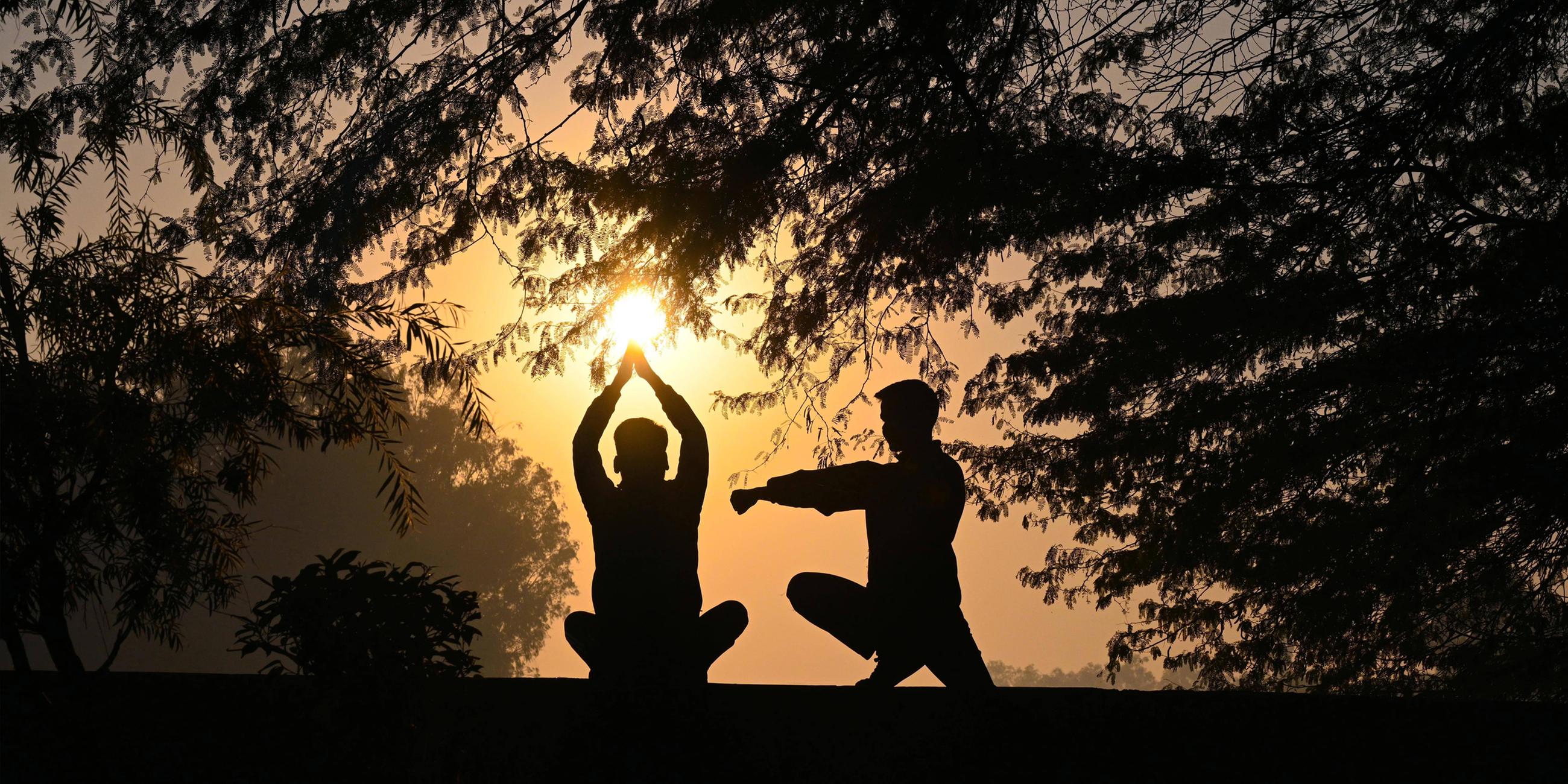 Menschen praktizieren Yoga