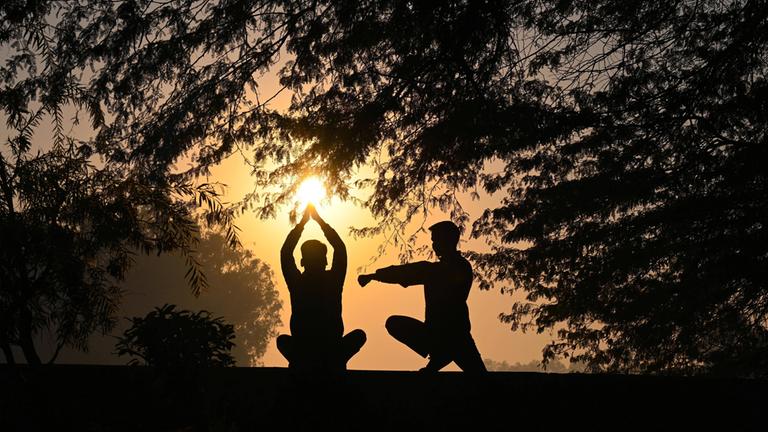 Menschen praktizieren Yoga