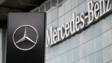  Das Logo von Mercedes-Benz steht vor einer Niederlassung am Salzufer. 