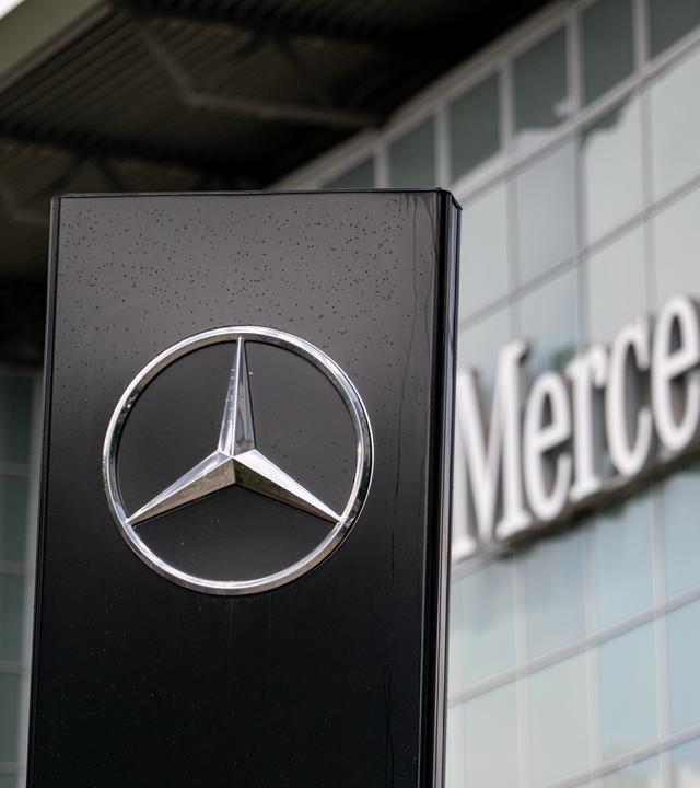  Das Logo von Mercedes-Benz steht vor einer Niederlassung am Salzufer. 