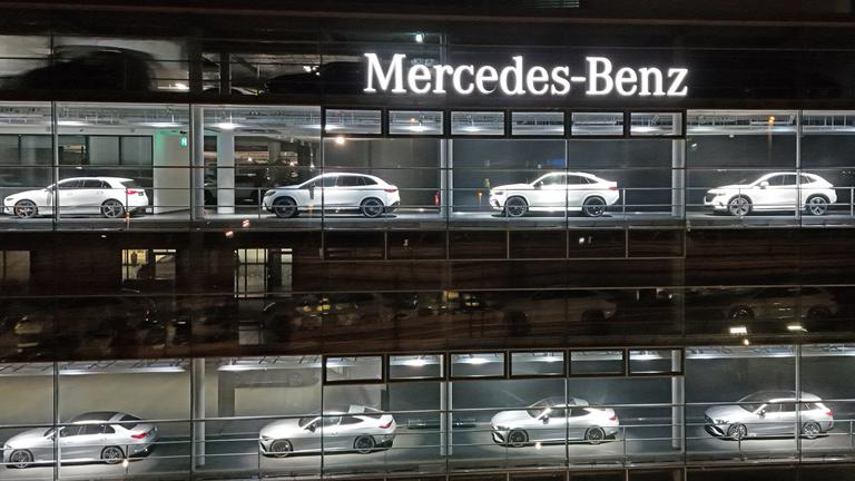 Das beleuchtete Mercedes Benz Autohaus in München ist zu sehen.