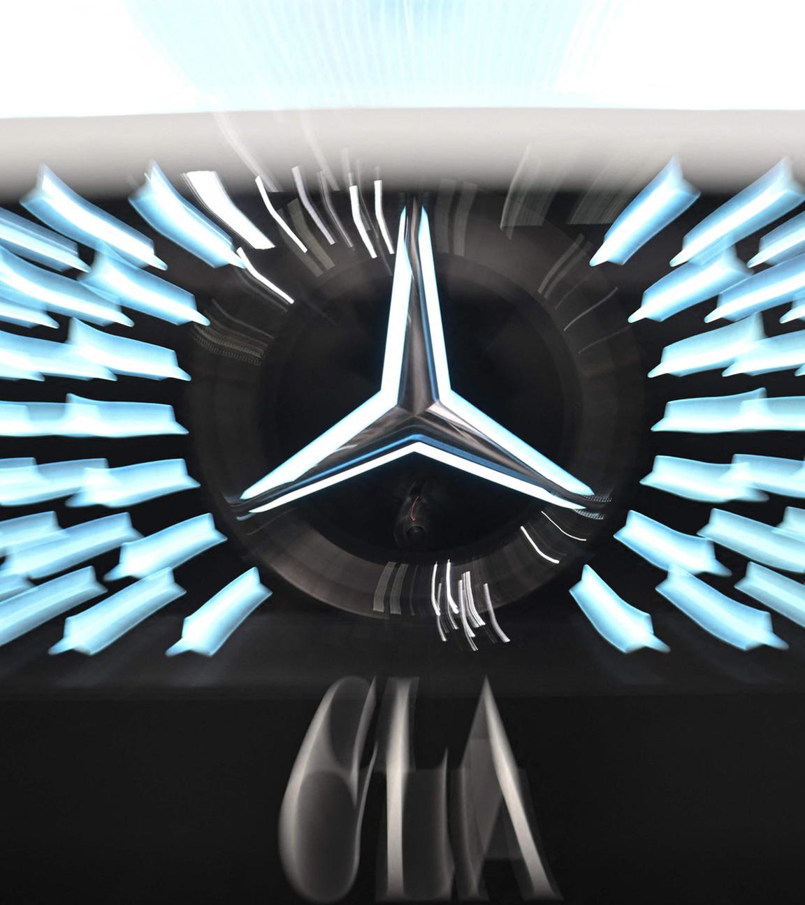 Das Logo der Firma Mercedes Benz ist auf einer Motorhaube eines Autos zu sehen. (Archiv)